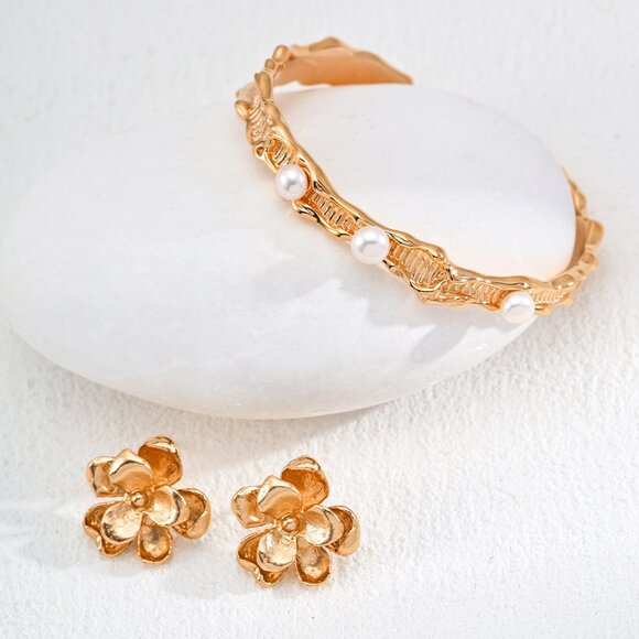 🌸 Artisan Original 3D Sculptural Flower Stud Earrings | S925 Gold - Picture 7 of 8